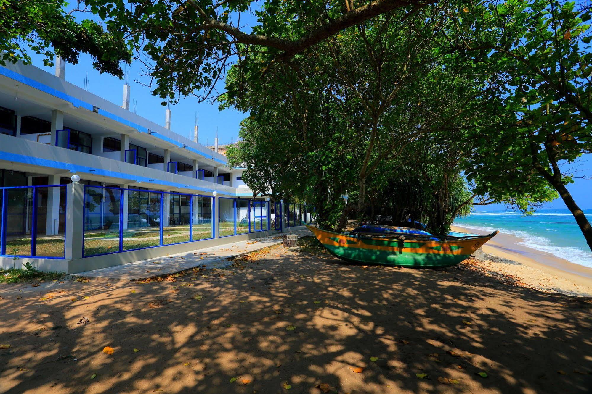 Paradise Beach Resort & Diving School Mirissa Buitenkant foto